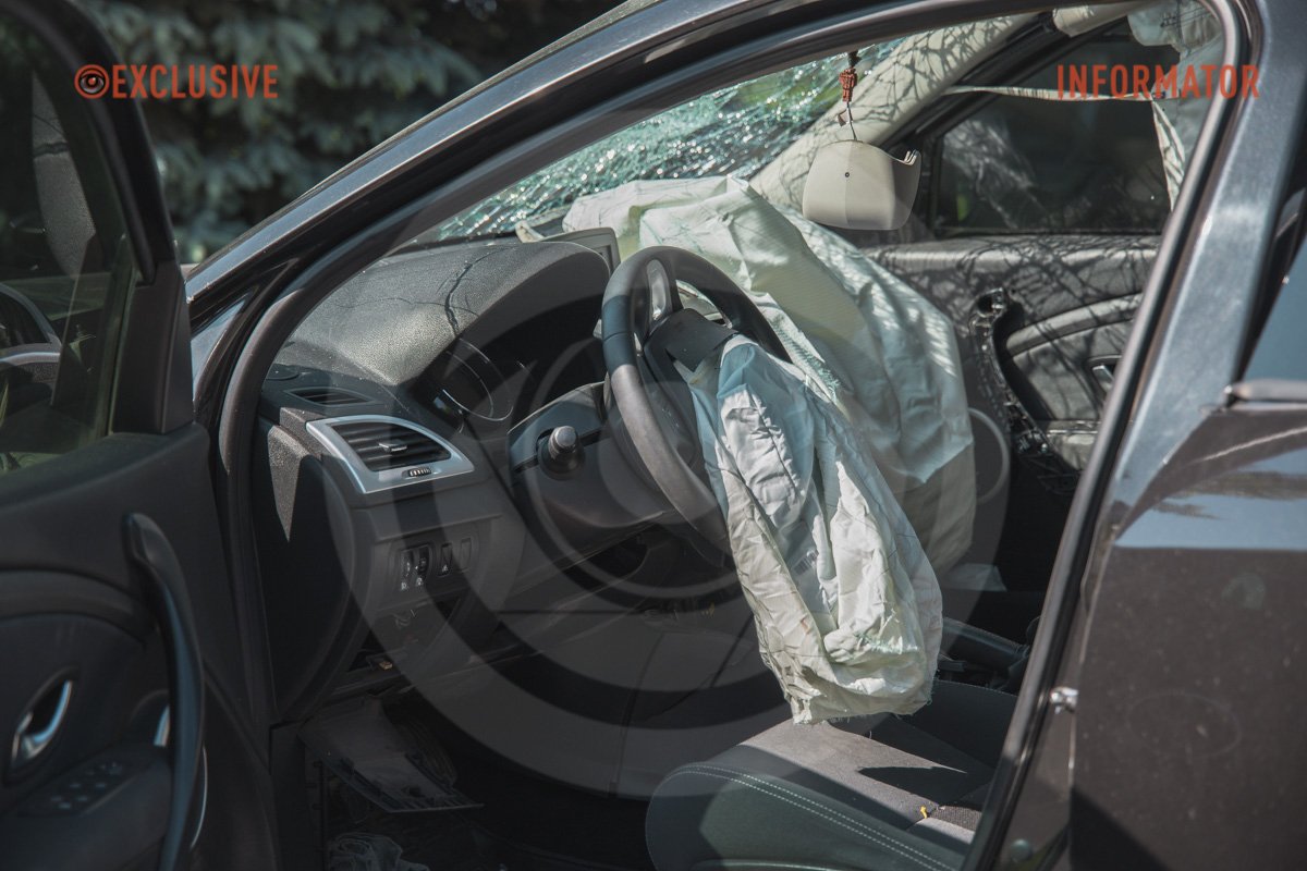 В Днепре на Сичеславской Набережной столкнулись Renault, Mitsubishi и Volkswagen: образовалась сильная пробка 25