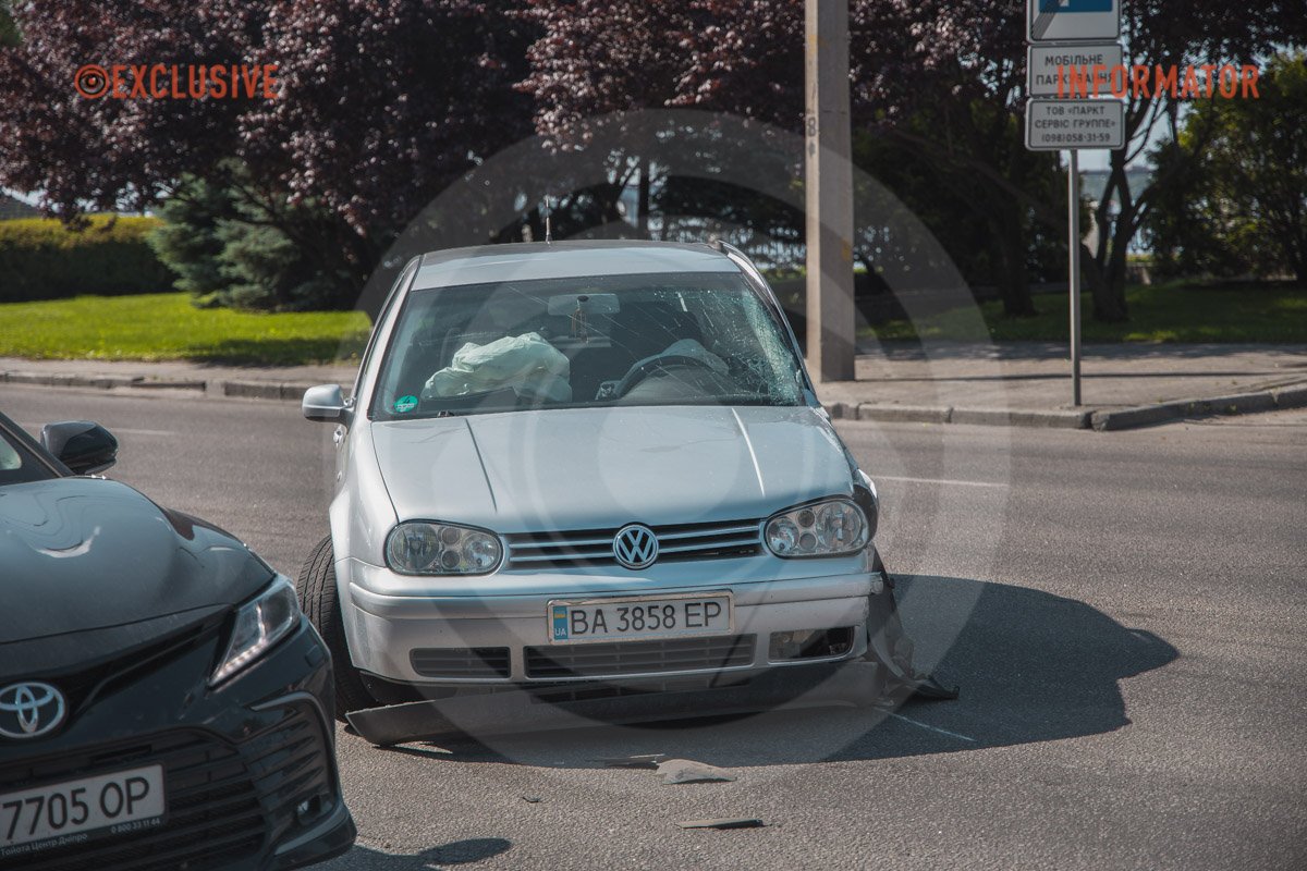 В Днепре на Сичеславской Набережной столкнулись Renault, Mitsubishi и Volkswagen: образовалась сильная пробка 27