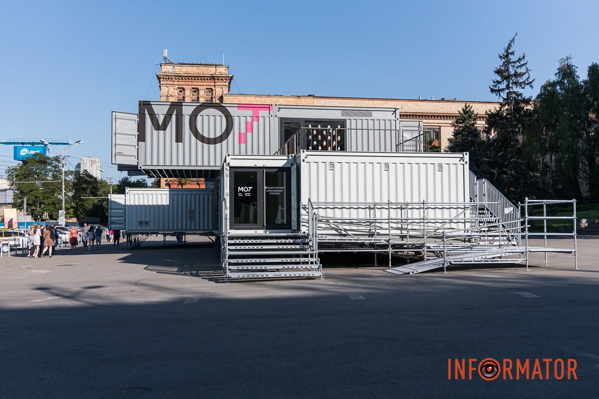 Вхід з протилежної сторони Вхід з протилежної сторони