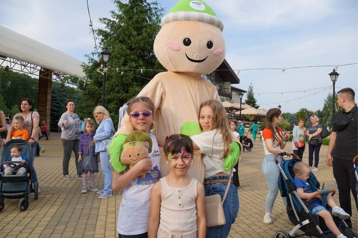 Гостей вітала ростова лялька-талісман фонду, милий Добротутик Гостей вітала ростова лялька-талісман фонду, милий Добротутик