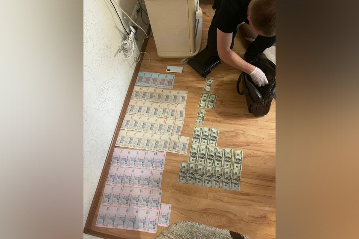 У чоловіка з Дніпра відібрали 50 тисяч доларів та 150 тисяч гривень У чоловіка з Дніпра відібрали 50 тисяч доларів та 150 тисяч гривень