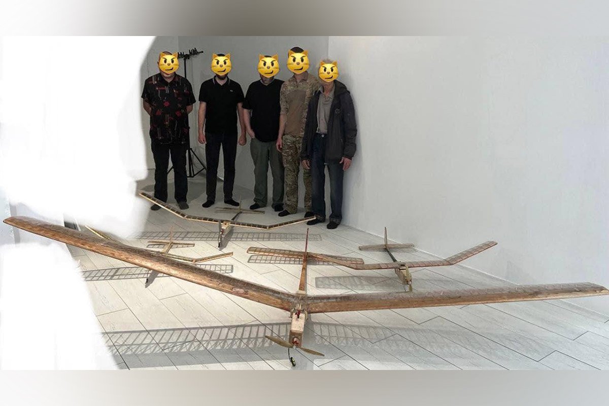 Це робить такі дрони майже непомітними для ворога та дешевими в собівартості