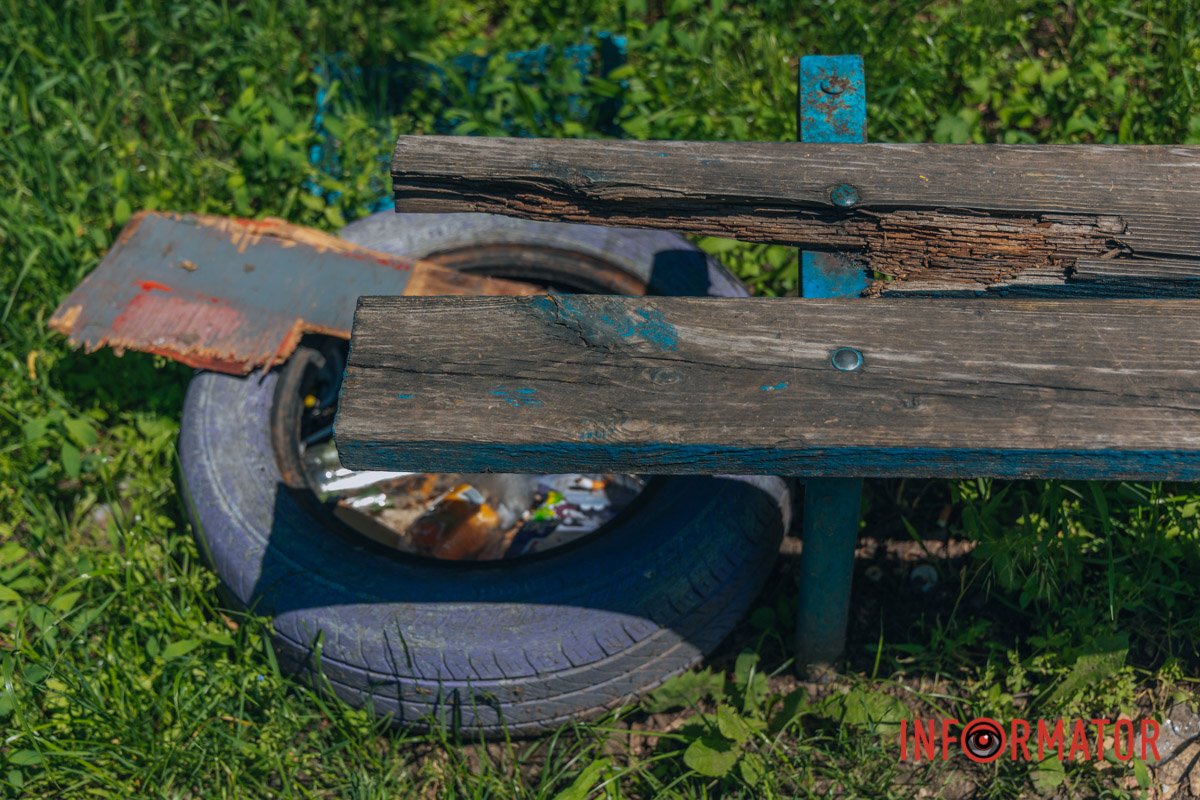 До імпровізованої урни донесли