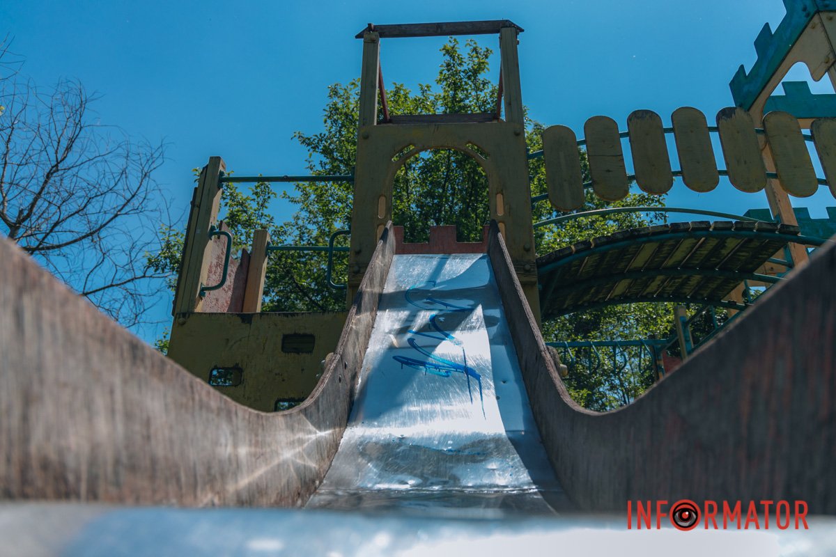 Розмальвана дитяча гірка