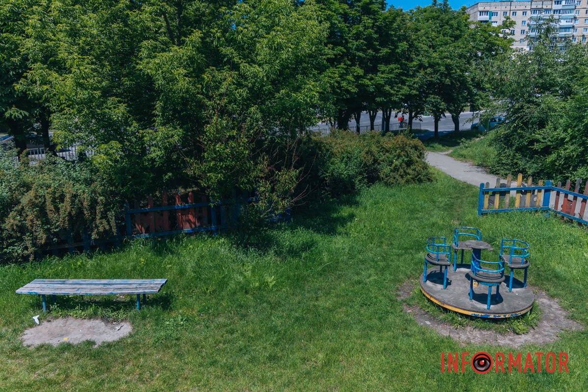 Бачиш паркан? А він був