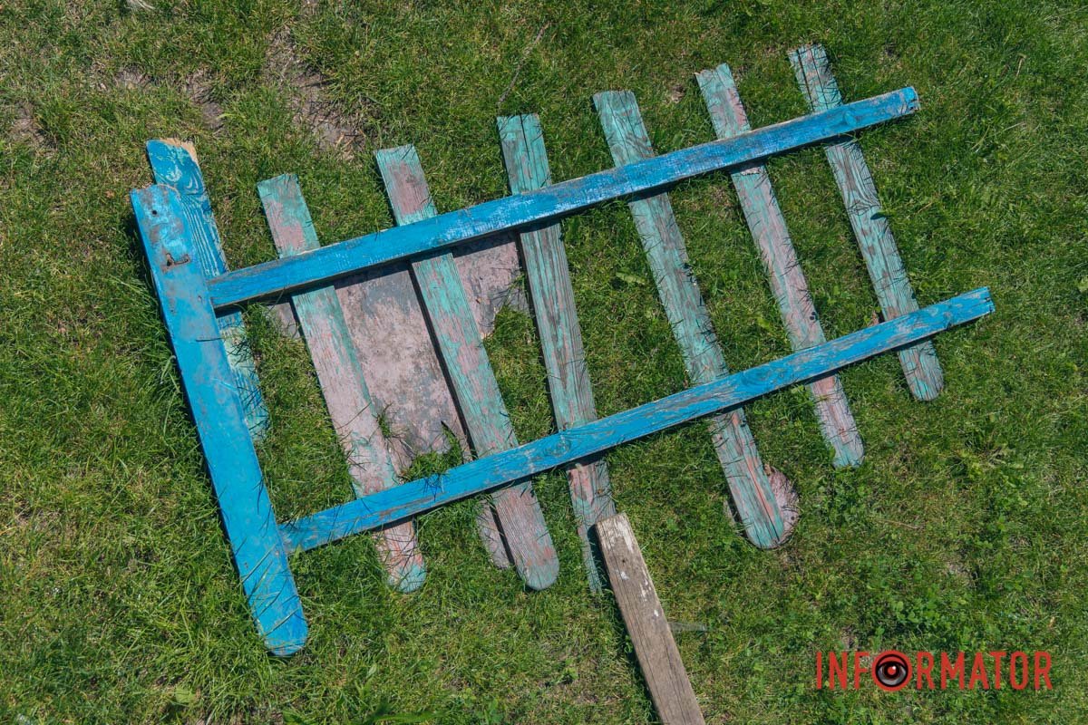 Поламаний паркан