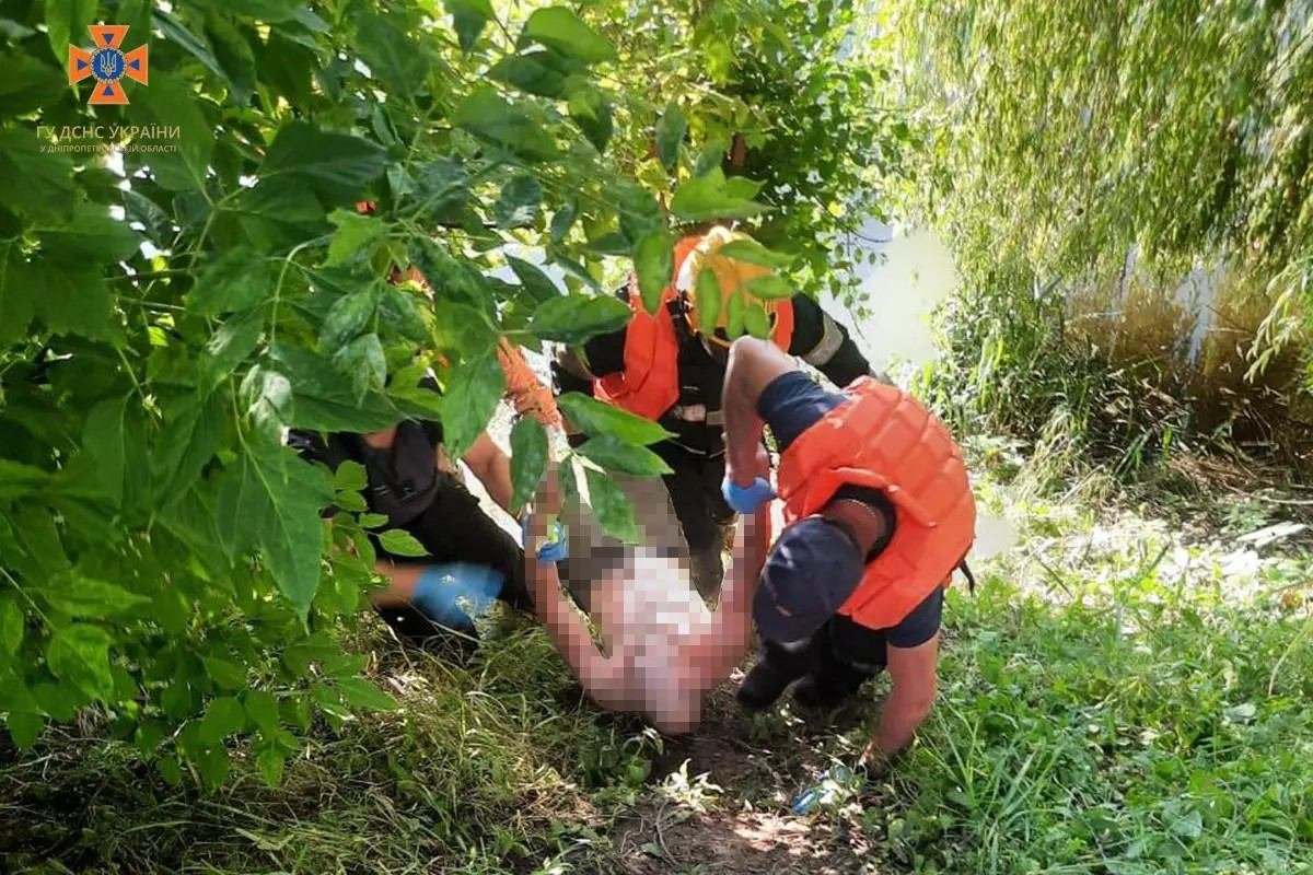 3 червня, о 7:12, на лінію “101” надійшло повідомлення про те, що поблизу вулиці Героїв полку “Азов” у Кривому Розі виявили труп чоловіка 3 червня, о 7:12, на лінію “101” надійшло повідомлення про те, що поблизу вулиці Героїв полку “Азов” у Кривому Розі виявили труп чоловіка