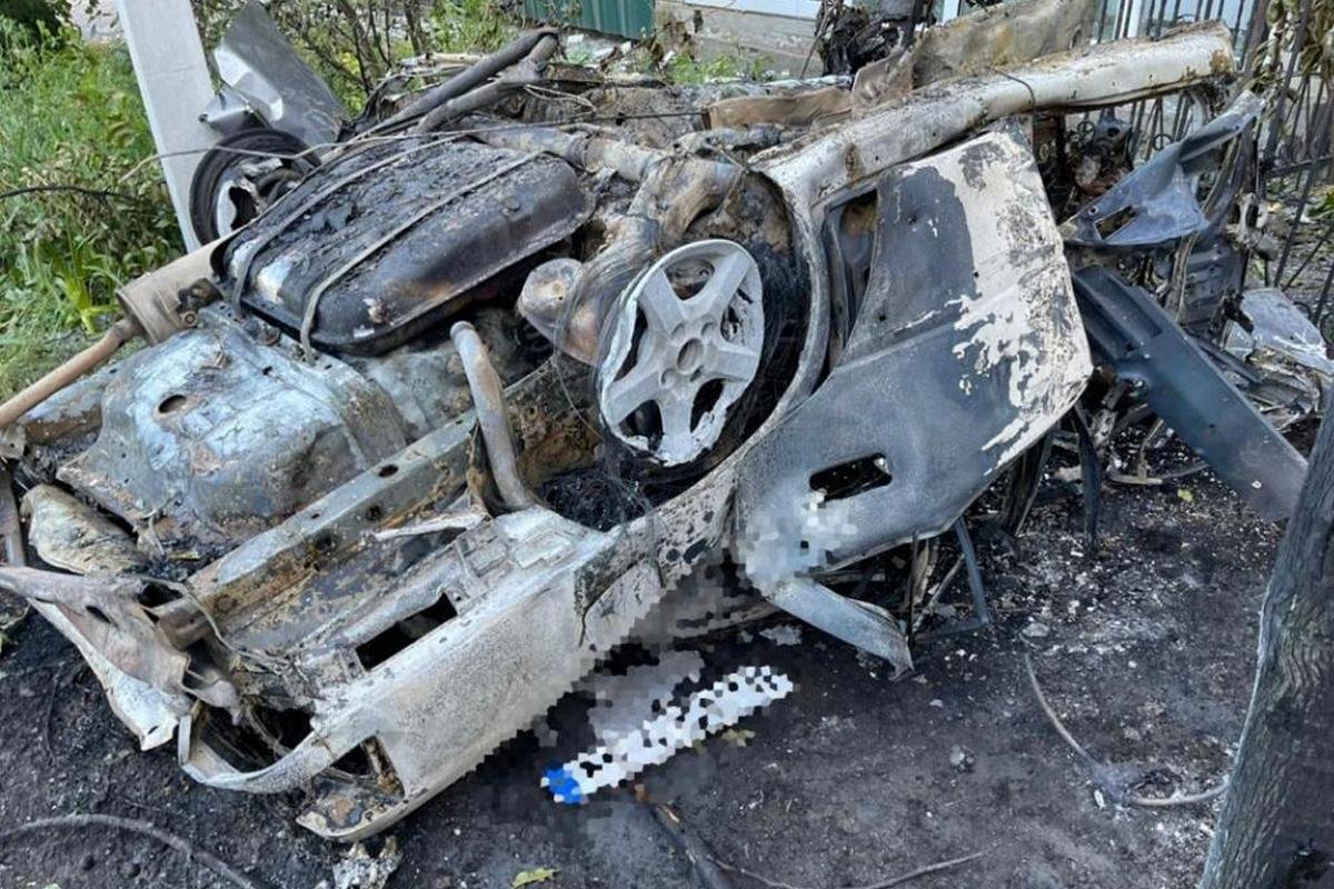 Дві автівки повністю згоріли