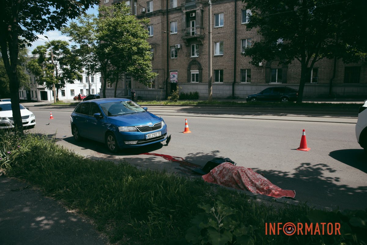 Близько 12:30 поблизу з перехрестям з вулицею Свєтлова чоловік потрапив під колеса Skoda Rapid