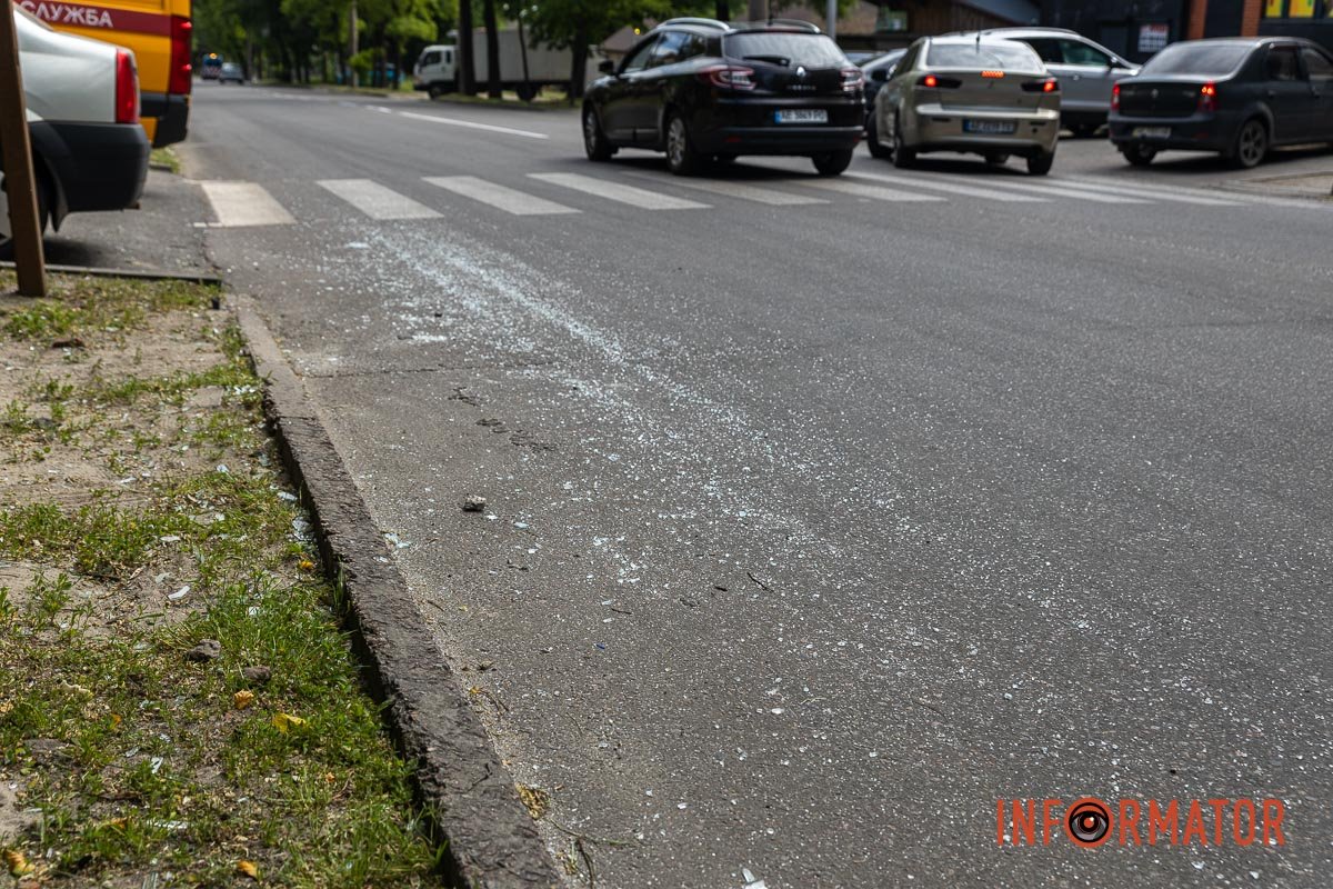 Скло усипало дорогу