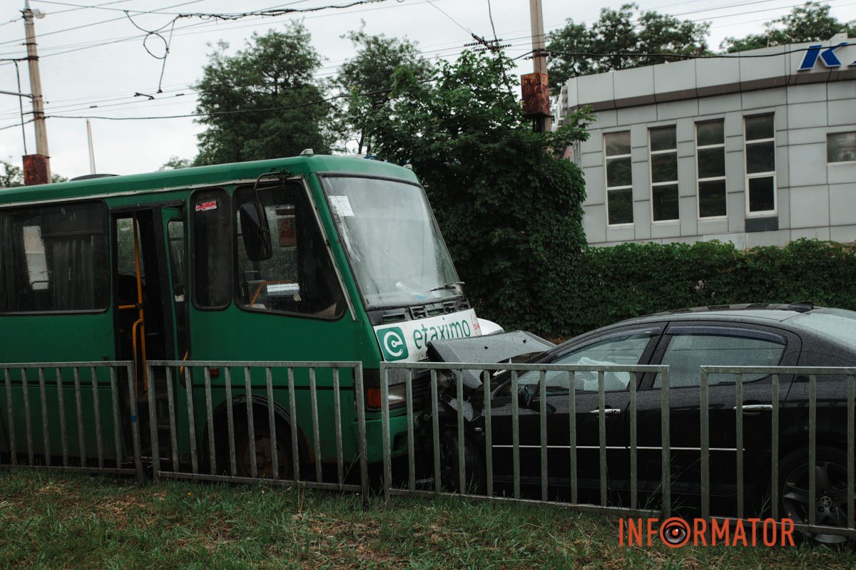 У Дніпрі на вулиці Марії Лисиченко сталася аварія