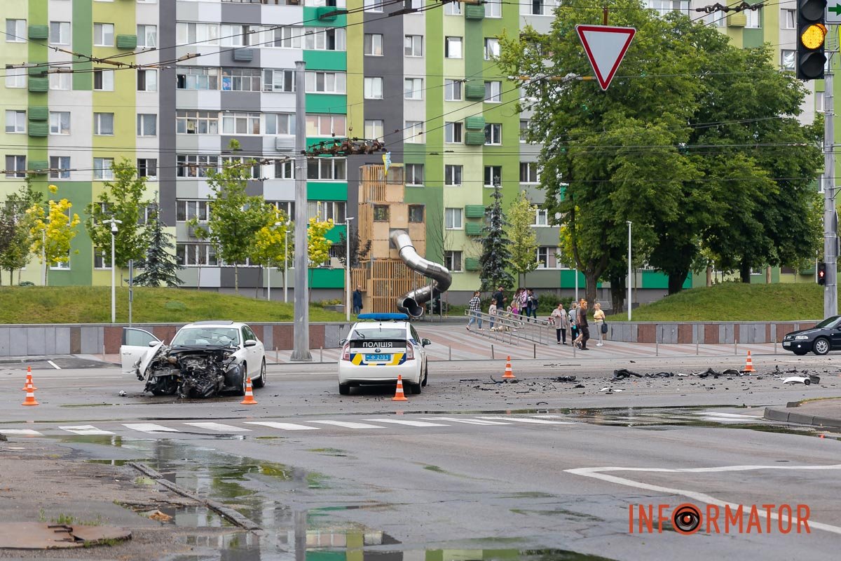 Тут Mitsubishi зіштовхнувся з Volkswagen та врізався у припарковану машину Тут Mitsubishi зіштовхнувся з Volkswagen та врізався у припарковану машину