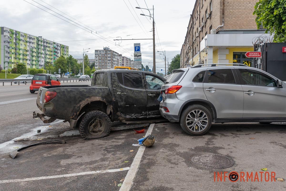 Після удару він влетів у припаркований Mitsubishi, що стояв приблизно у 100 метрах від місця зіткнення Після удару він влетів у припаркований Mitsubishi, що стояв приблизно у 100 метрах від місця зіткнення
