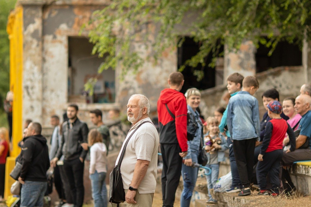 Спостерігає за грою Спостерігає за грою