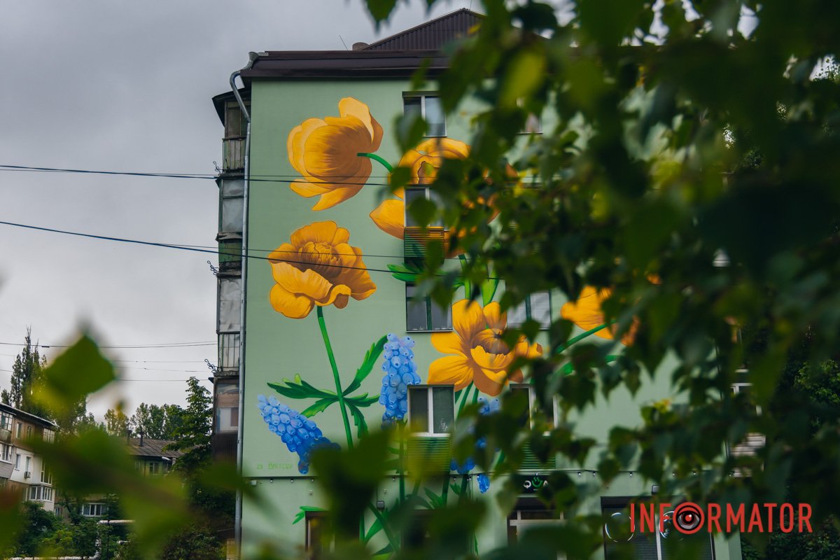 Сховався за листочками