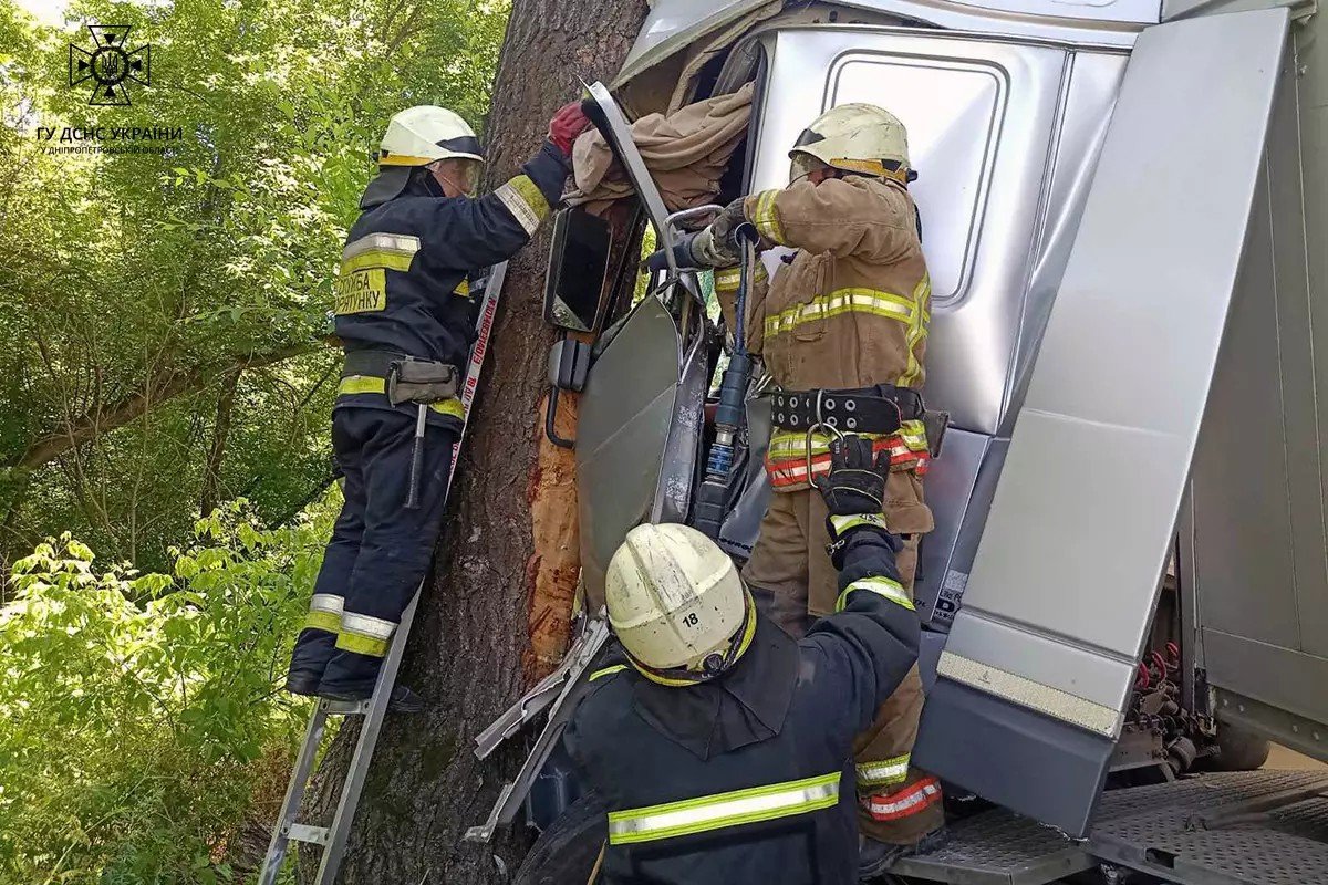 DAF врізався в дерево DAF врізався в дерево