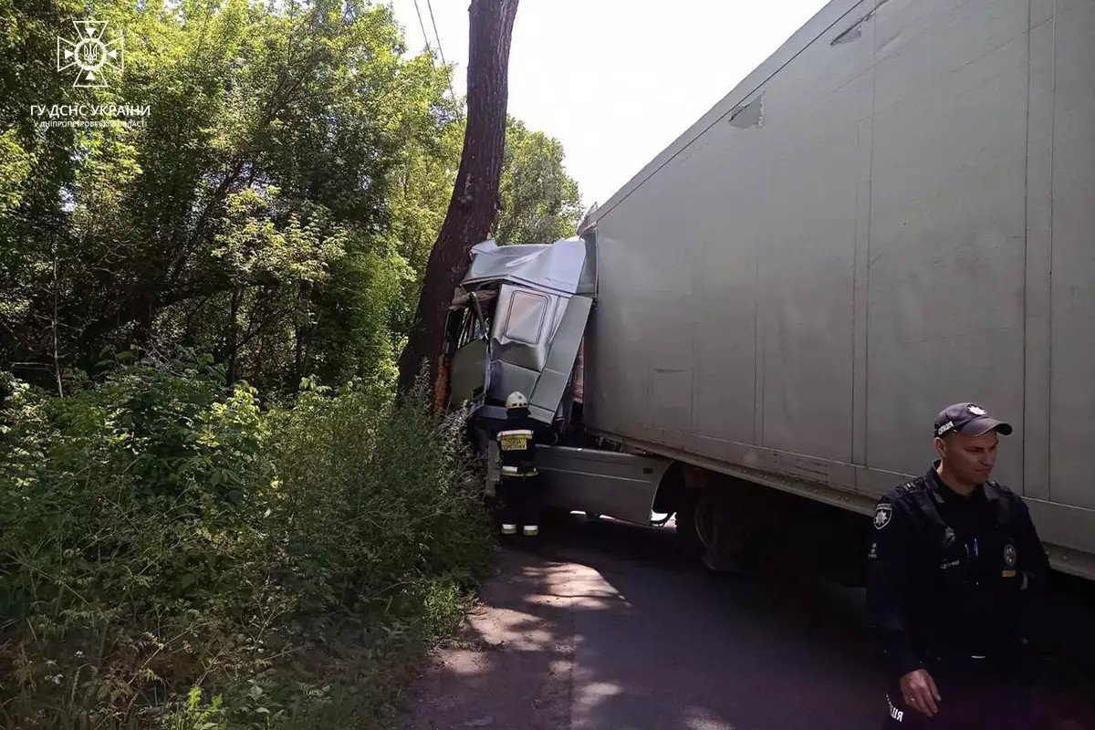 Водія з кабіни вивільняли рятувальники Водія з кабіни вивільняли рятувальники