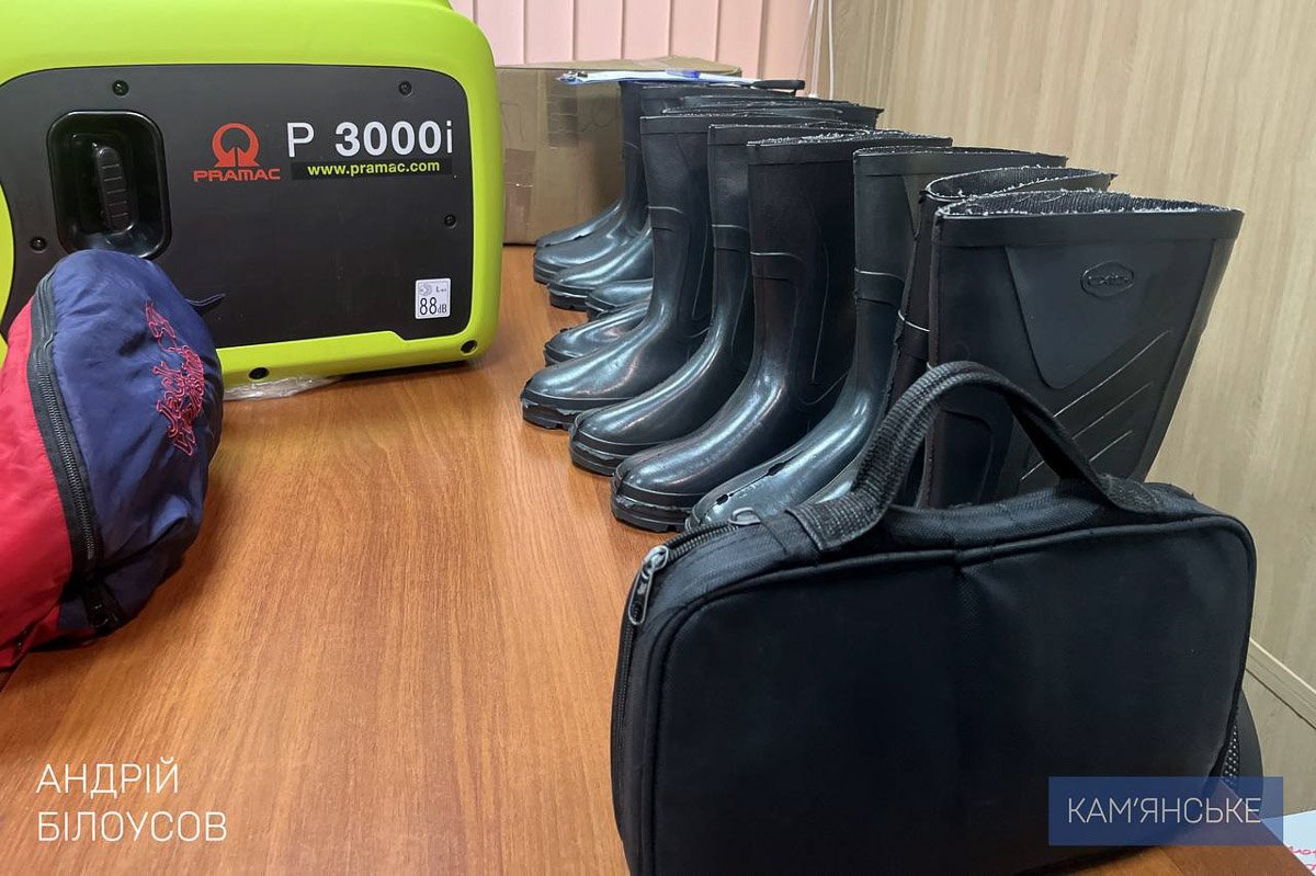 Гумові чоботи, гідратори, а також засоби гігієни