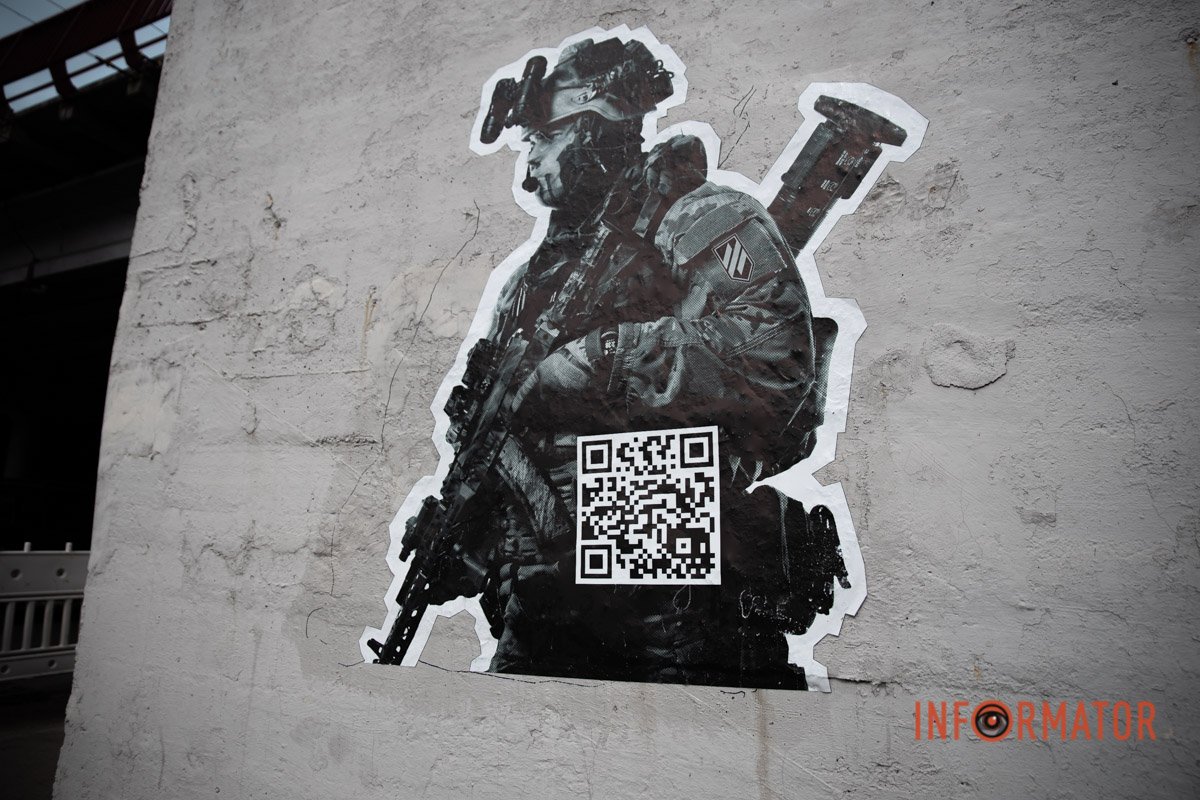 Бійці тримають зброю у руках Бійці тримають зброю у руках