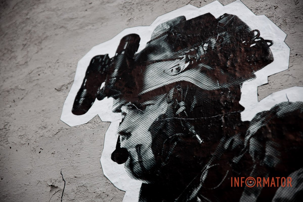 У Дніпрі з'явилися величезні зображення військових У Дніпрі з'явилися величезні зображення військових