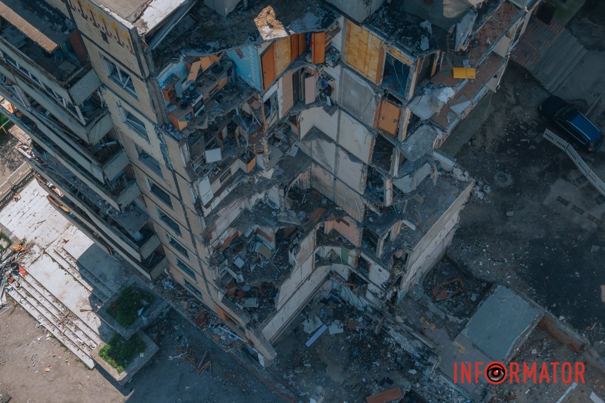 Меблі та речі в квартирах над прірвою