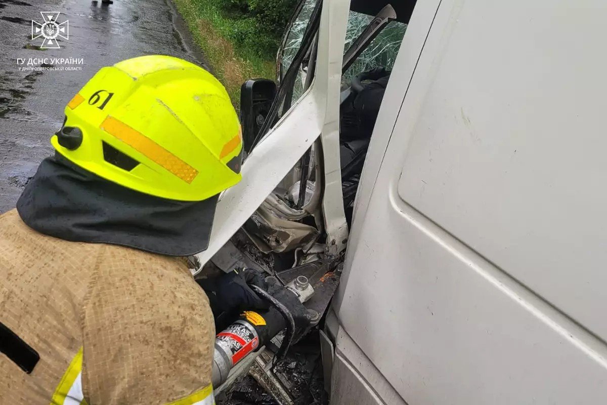 Зіткнулися вантажний Mercedes та мікроавтобус Volkswagen Зіткнулися вантажний Mercedes та мікроавтобус Volkswagen