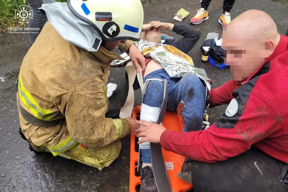 Постраждалого 54-річного чоловіка з Volkswagen вивільнили рятувальники Постраждалого 54-річного чоловіка з Volkswagen вивільнили рятувальники