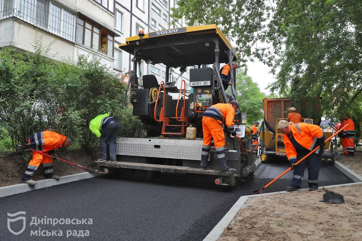 Дніпро поновив ремонти внутрішньоквартальних доріг