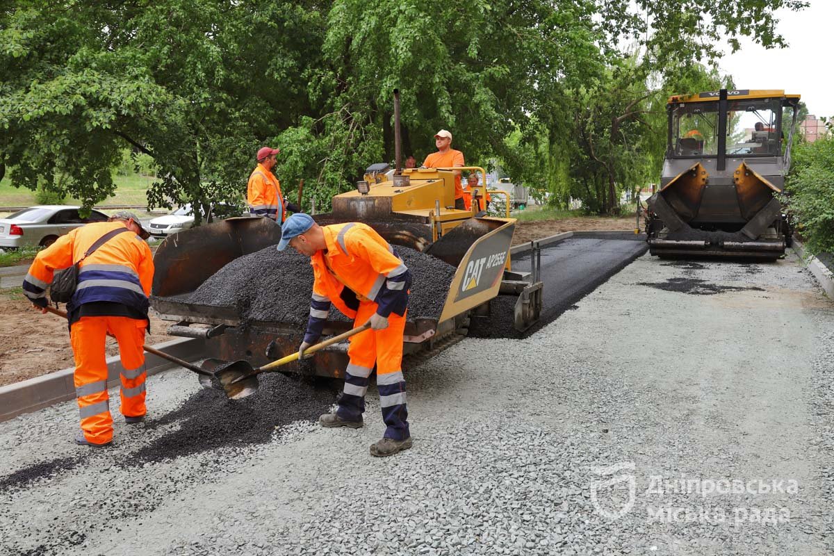 Не лише вкладають новий асфальт, а й формують паркувальні кишені 