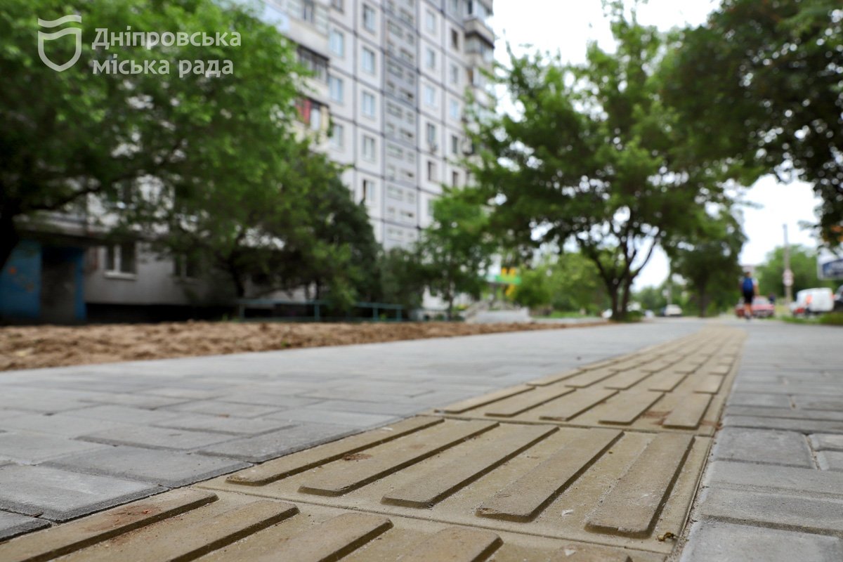 Під час заміни бордюрів роблять необхідні заниження і вкладають тактильною плиткою