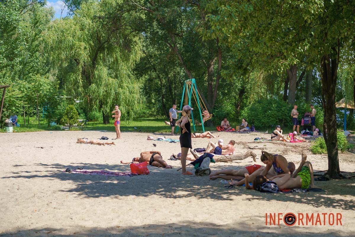 Приходять попри заборону