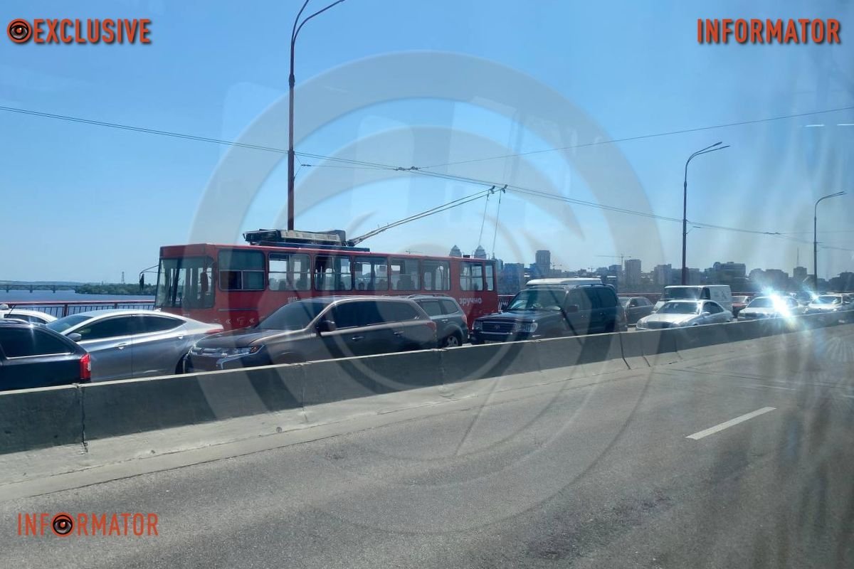 В сторону лівого берега утворився затор