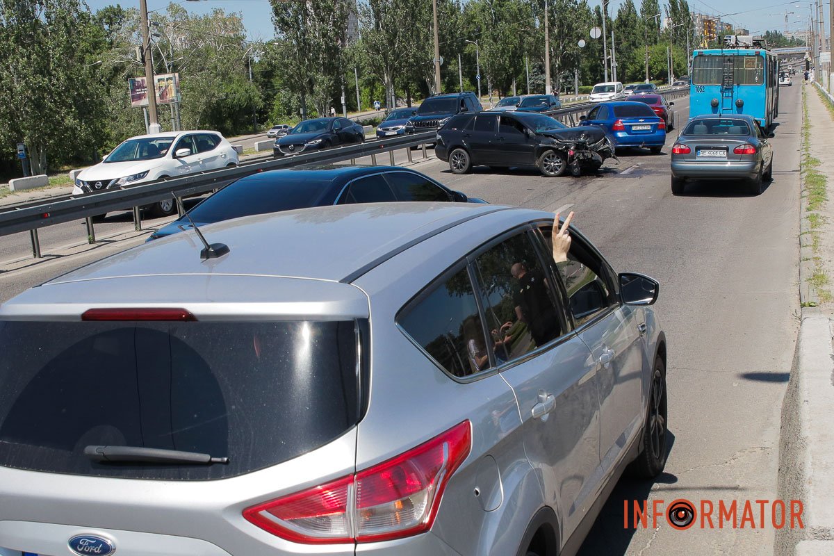 ДТП за участю двох автівок і тролейбуса