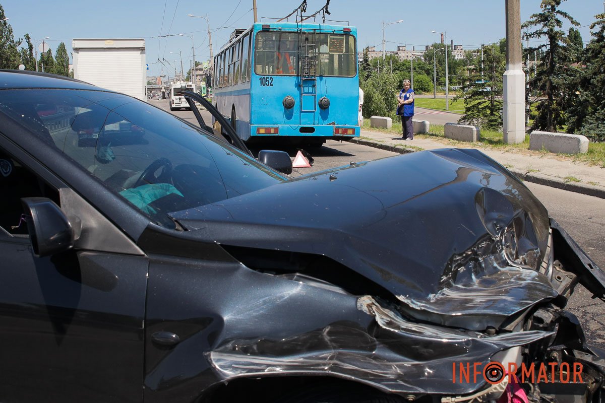 Дісталося і тролейбусу, який їхав попереду:Mazda зачепила і його