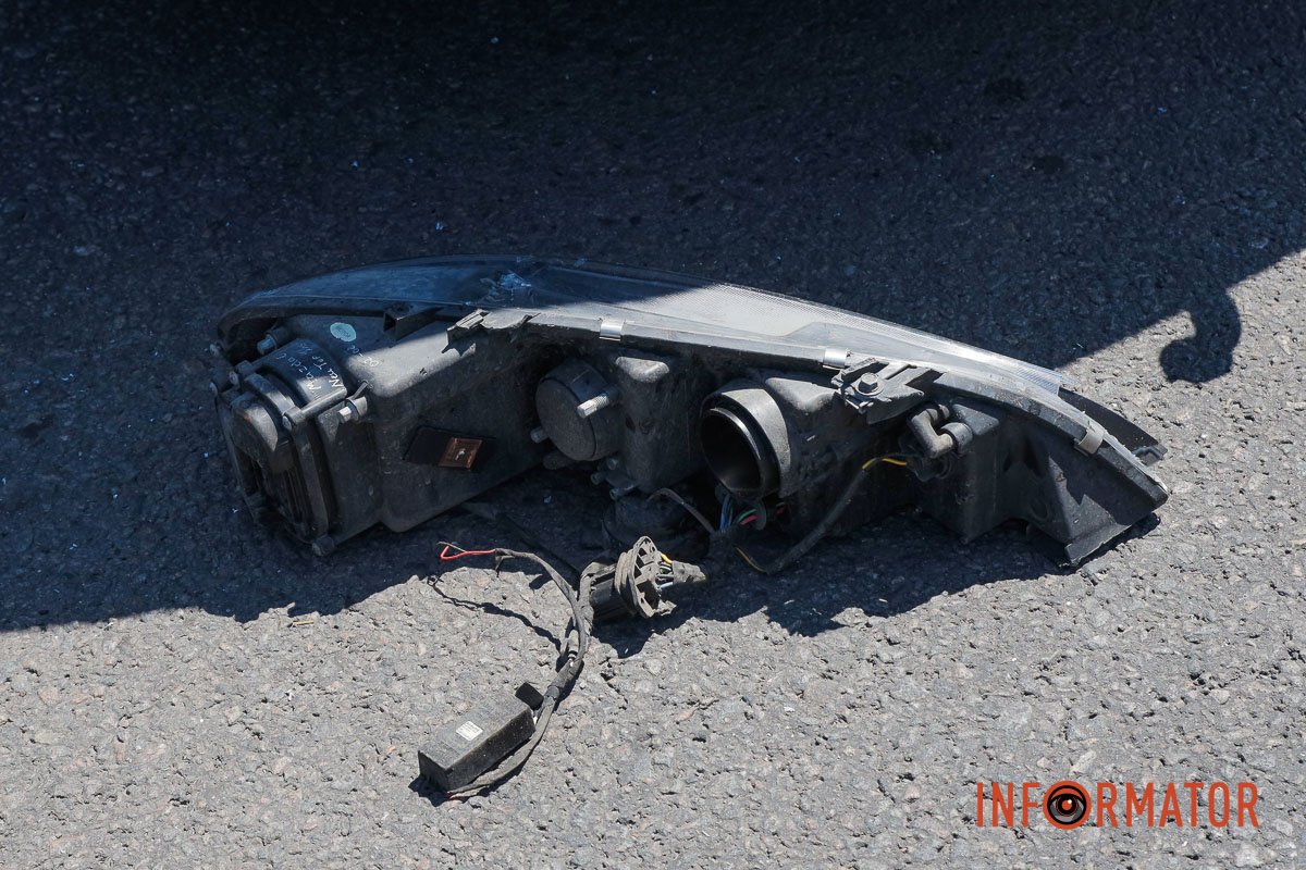 На асфальті лежать запчастини 