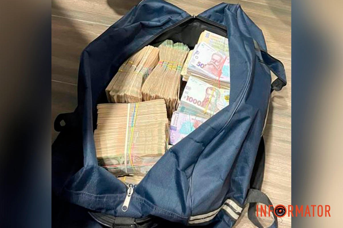 Отримані гроші легалізували через фірми шляхом укладання з ними безтоварних операцій Отримані гроші легалізували через фірми шляхом укладання з ними безтоварних операцій