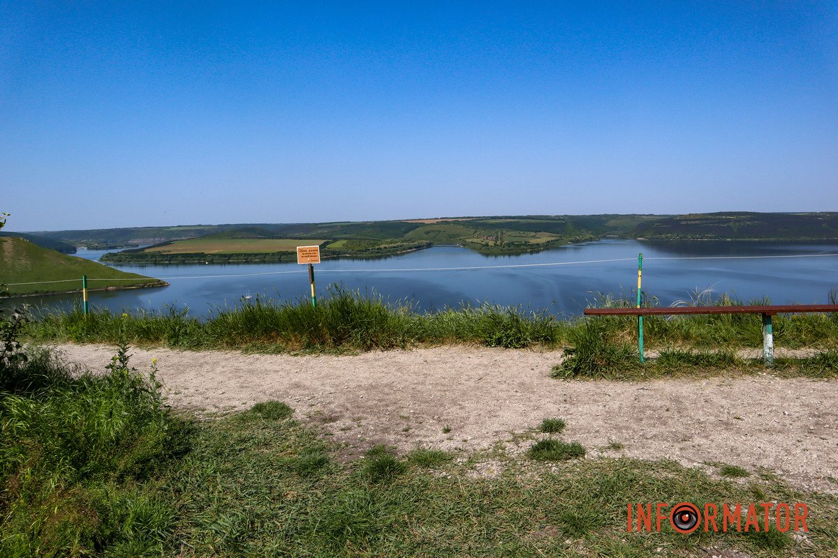 Вражає Вражає
