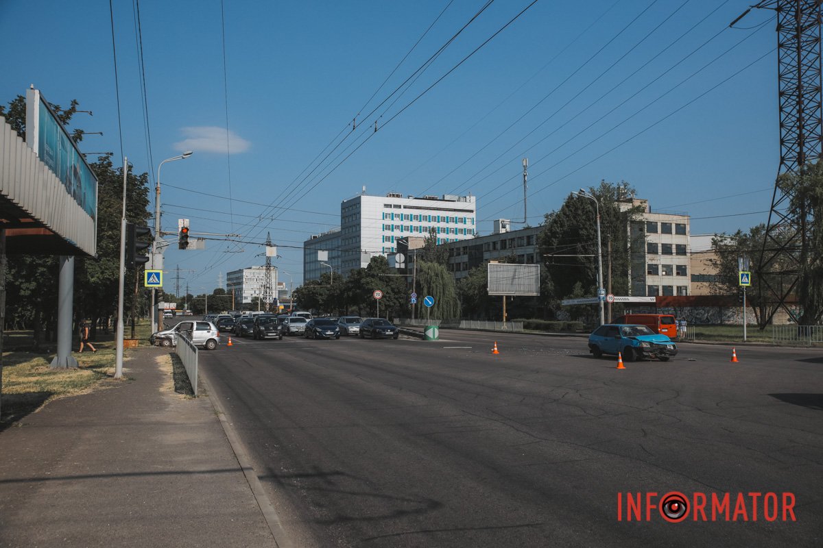 Внаслідок зіткнення Chery вилетів на зустрічну смугу руху та врізався в огорожу