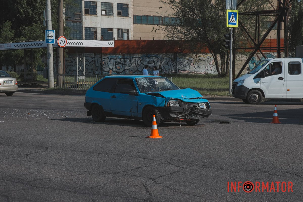 В цей момент на заборонений сигнал світлофора по Набережній Заводській в напрямку центру їхав ВАЗ