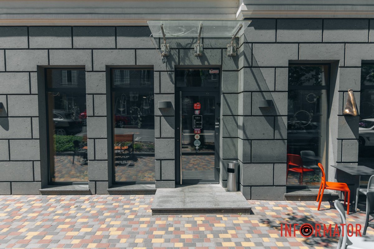  Українською назва писалася б як “Ніс”