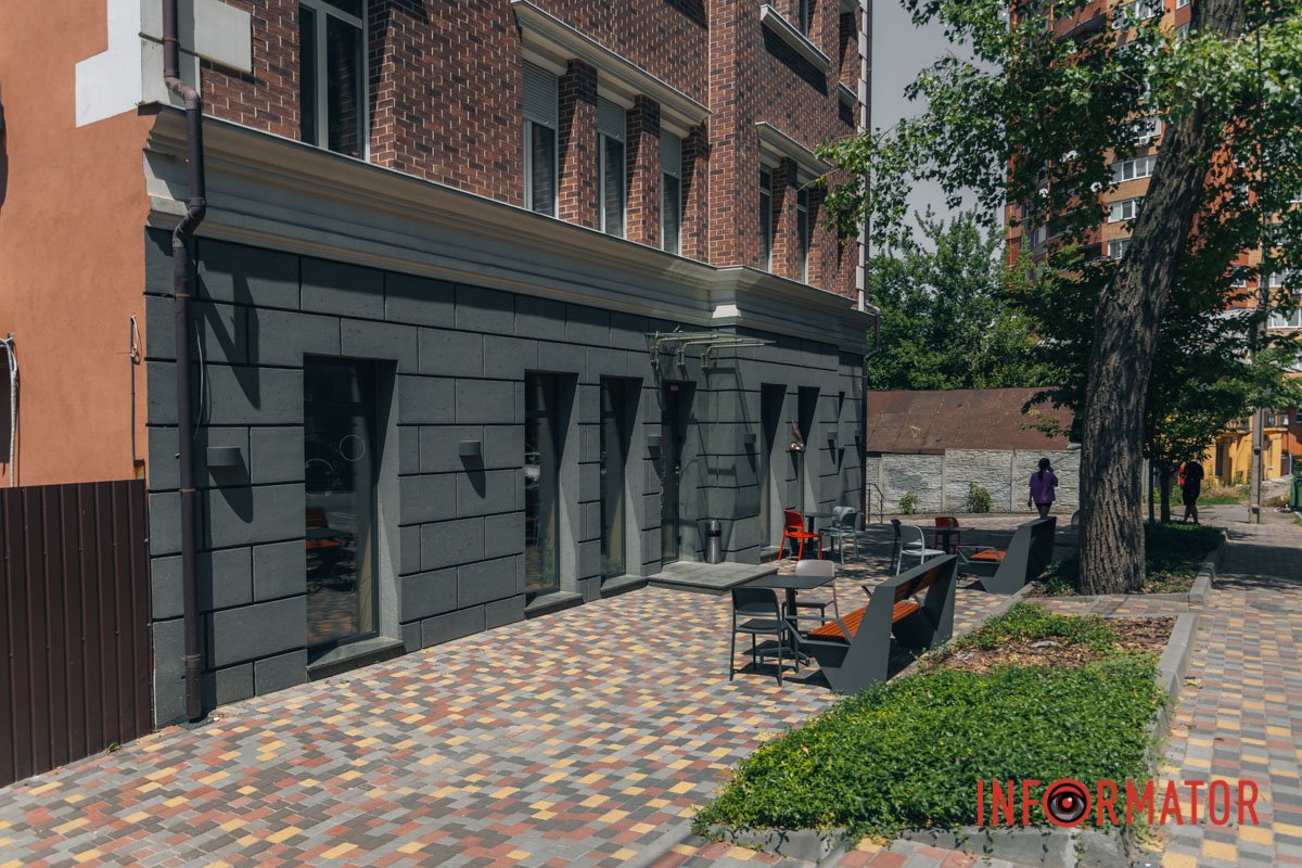 На дверях бачимо графік роботи написаний російською мовою