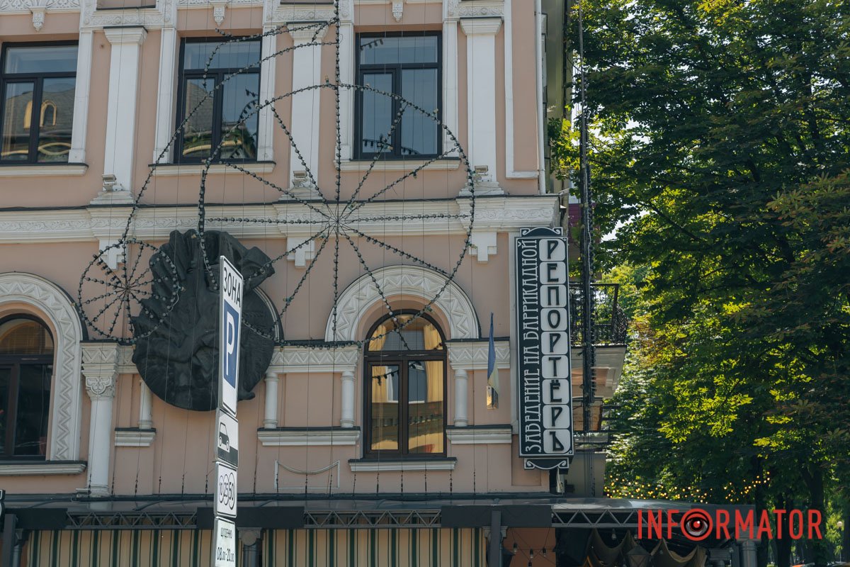 Заклад розташований на вулиці Барикадній