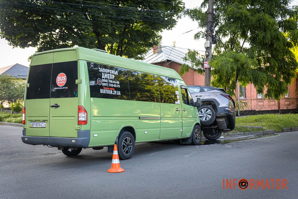 Постраждали двоже пасажирів маршрутки