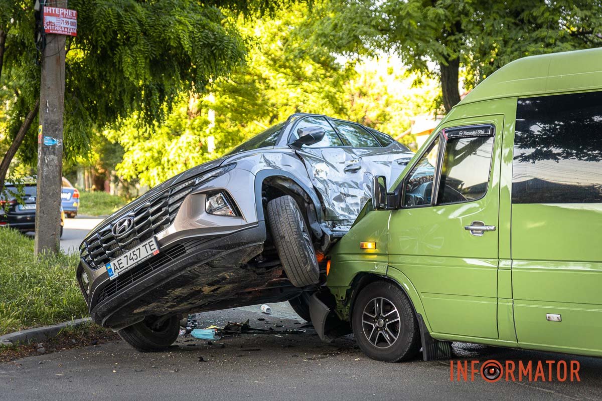 Автівка ледь не перекинулася на бік
