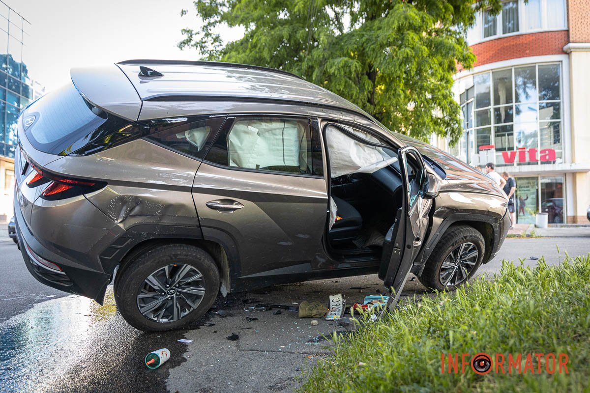 На Січових Стрільців зіштовхнулися Hyundai та маршрутка "Дніпро-Запоріжжя" з пасажирами: є постраждалі 12