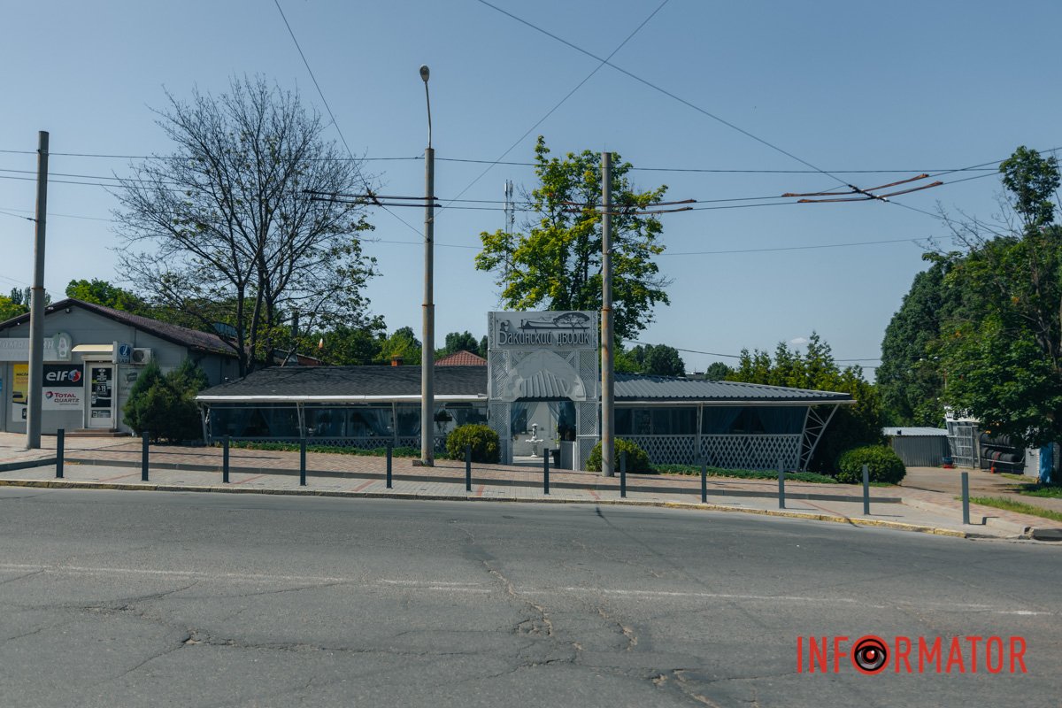Він знаходиться на бульварі Слави. 