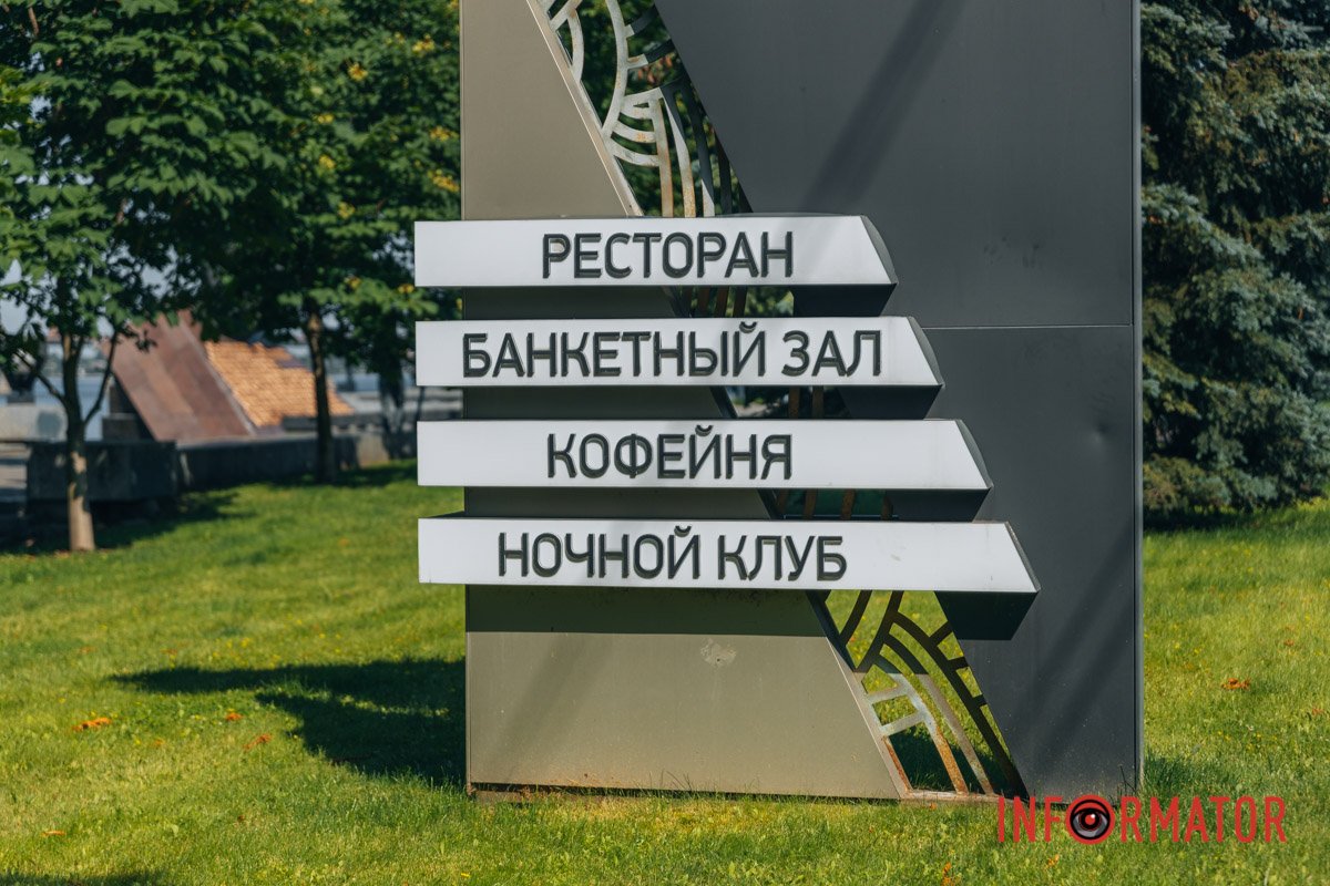 На стеллі все написано мовою окупанта