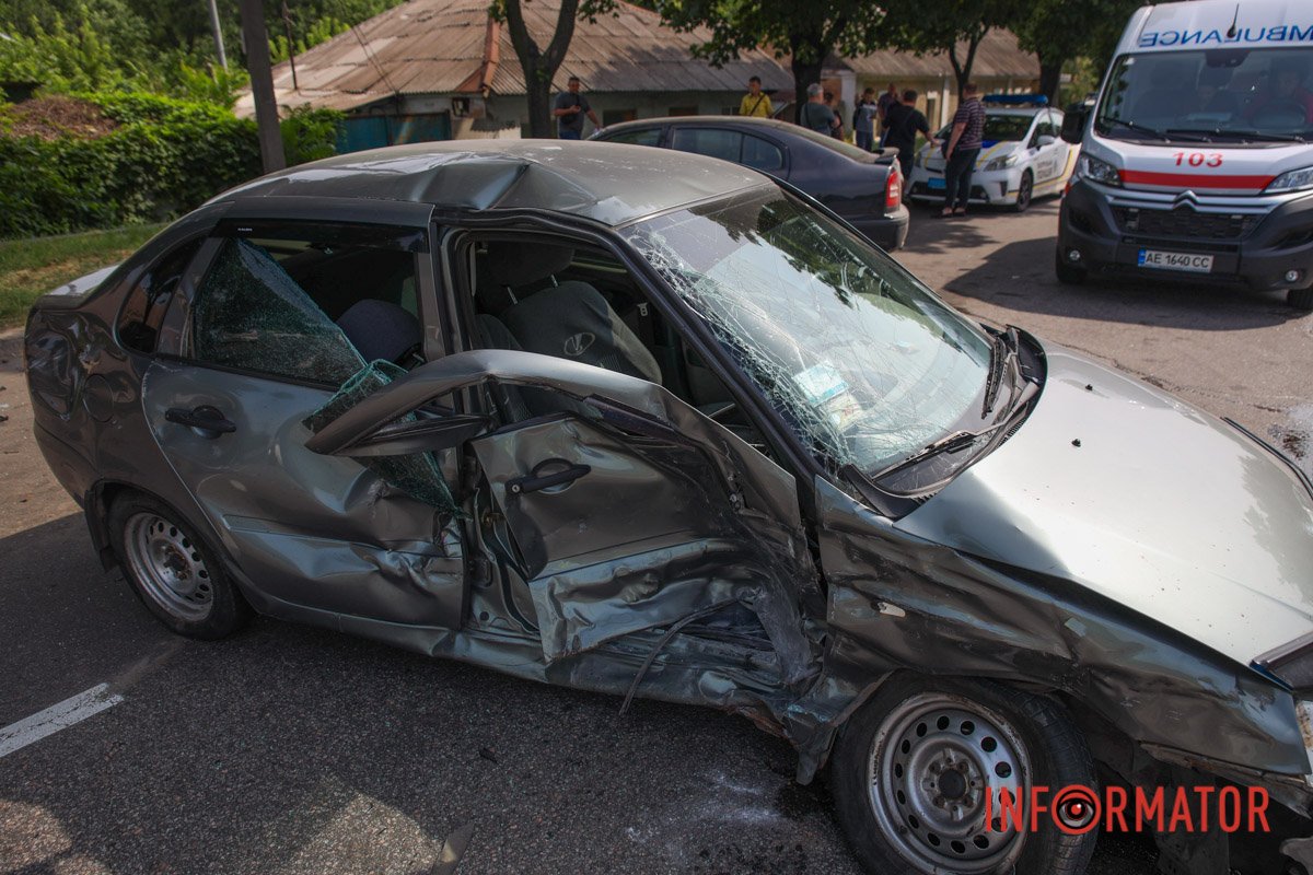 ВАЗ спробував обігнати бензовоз та зіштовхнувся з ним, а потім в нього врізалася Skoda