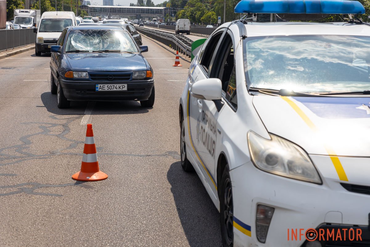 Автомобіль Opel збив жінку