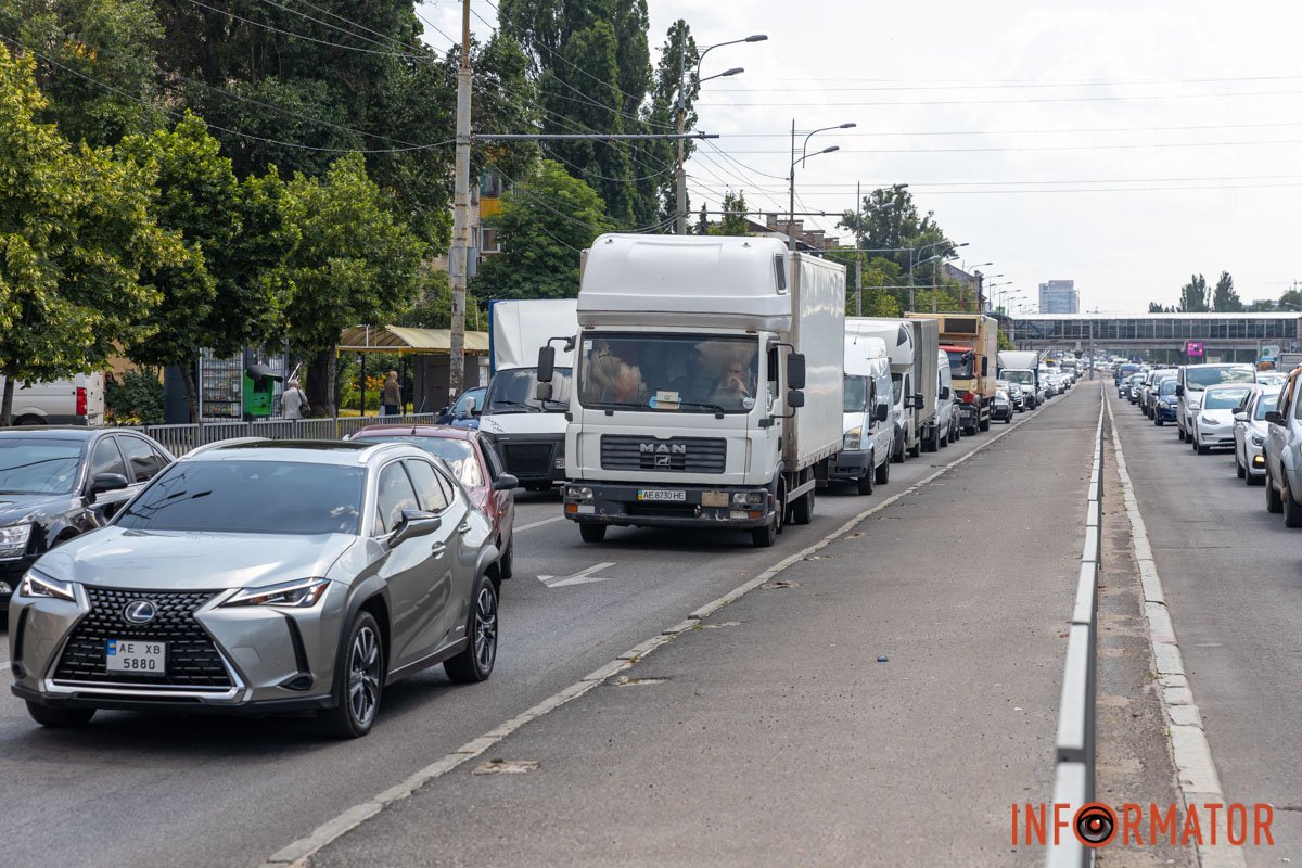 Зайнята крайня ліва смуга Слобожанського проспекту в напрямку виїзду з міста